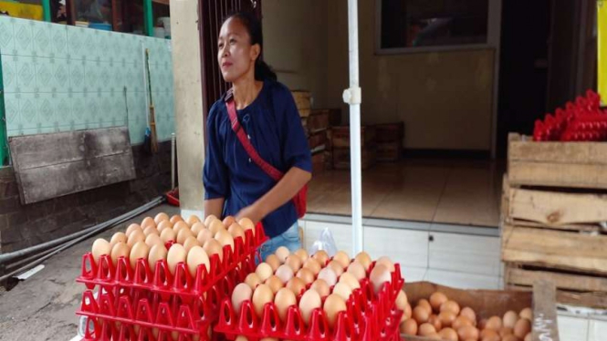 Pedagang telur ayam di Tembalang Semarang