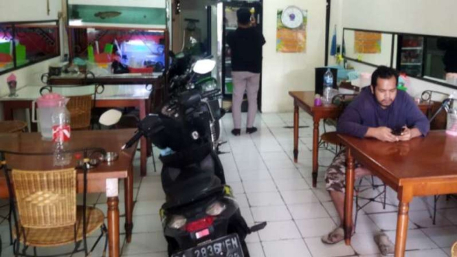 Pegawai rumah makan di Duren Sawit mencuri motor dan kotak amal.