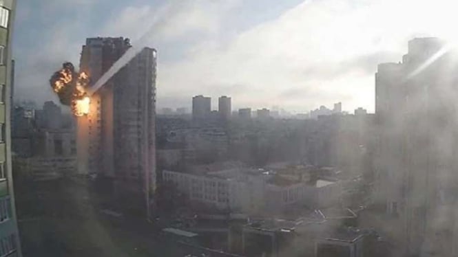 VIVA Militer: Rudal Rusia menghantam gedung di ibukota Kiev, Ukraina