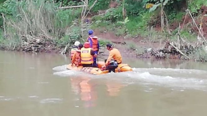 Tim SAR gabungan melakukan pencarian di Sungai Kupang Kabupaten Batang.