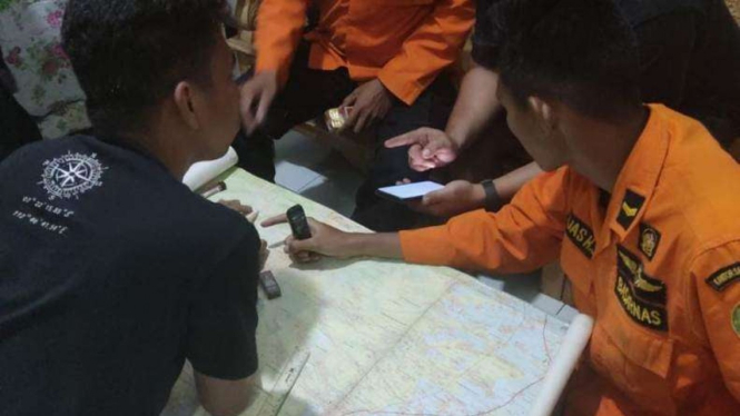Tim SAR melakukan pencarian Naam asal Pasuruan yang hilang di Gunung Arjuno.
