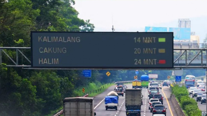 Papan informasi jalan tol.