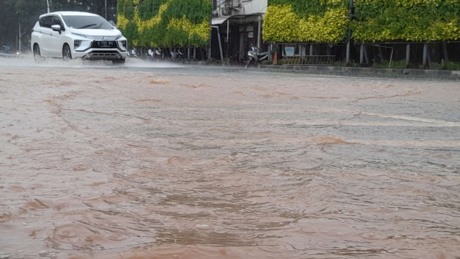 Genangan Air di Kawasan Tugu Tani Jakarta.