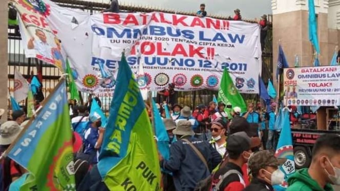 Demo buruh menolak UU Cipta Kerja, di depan gedung DPR.