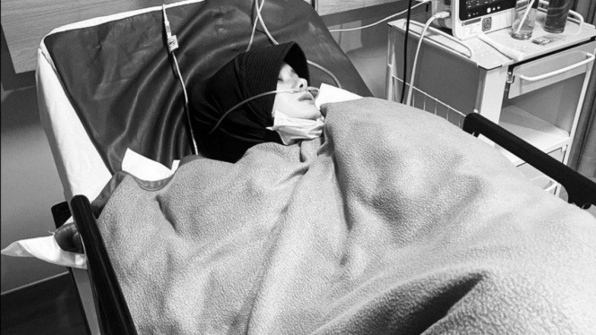 Dinda Hauw terbaring di rumah sakit usai keguguran. 