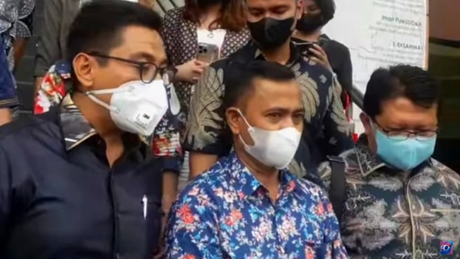 Pihak H. Faisal bersama kuasa hukum di Pengadilan Agama Jakarta Barat.