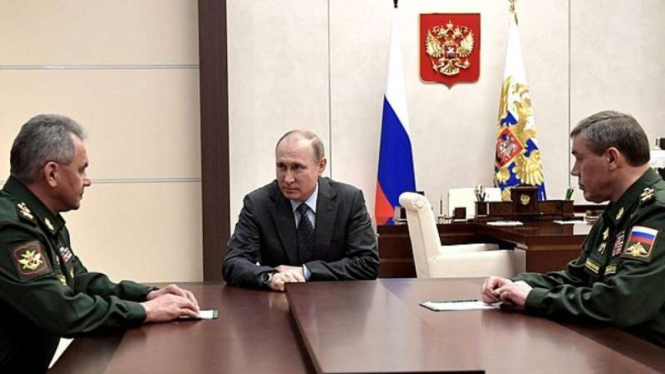 VIVA Militer: Vladimir Putin, Sergei Shoigu (Kiri) dan Valery Gerasimov