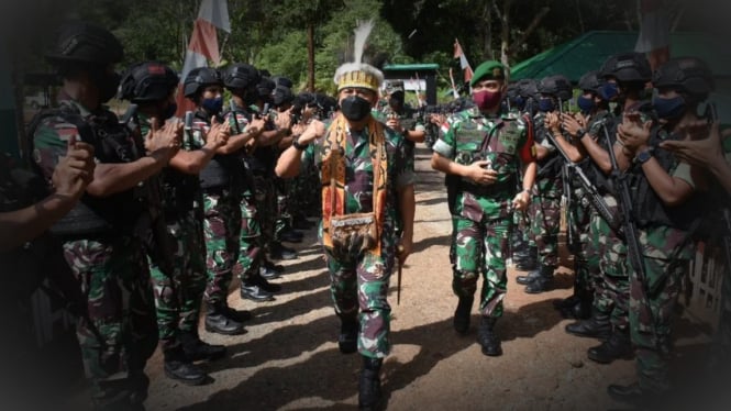 VIVA Militer: Mayjen TNI Rudianto tiba di Merauke.