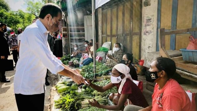 Presiden Jokowi memberikan BLT ke pedagang pasar di Kupang, NTT