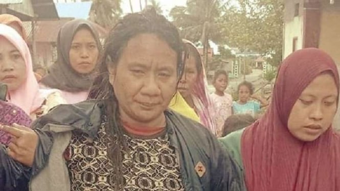 Camat Teor, Indah Adhayati Rumakway, berjalan sambil dipapah oleh sejumlah warga setelah ditemukan selamat dalam musibah tenggelamnya longboat di sekitar perairan Pulau Bam dan Pulau Teor, Kabupaten Seram Bagian Timur, Maluku, Kamis, 24 Maret 2022.