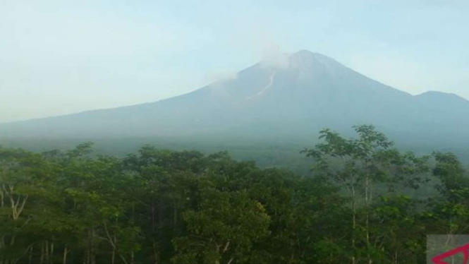 Aktivitas Gunung Semeru yang terpantau dari Pos Pengamatan Gunung Semeru di Gunung Sawur, Kabupaten Lumajang, Jawa Timur, Kamis, 24 Maret 2022.