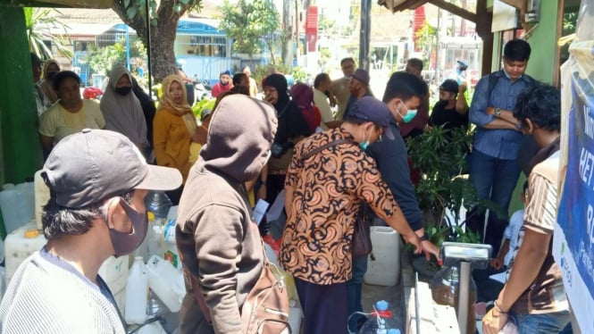 Antrean minyak goreng curah di Pasar Bunul, Kota Malang, Jatim.