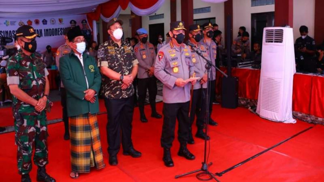 Kapolri meninjau pelaksanaan vaksinasi massal di Kabupaten Bandung