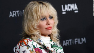 Pesawat yang Ditumpangi Tersambar Petir, Begini Kondisi Miley Cyrus