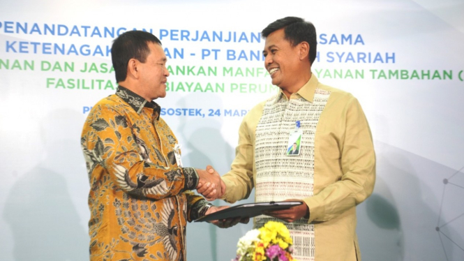 Direktur Utama BPJAMSOSTEK Anggoro Eko Cahyo bersama dengan Direktur Utama Bank Aceh Haizir Sulaiman.