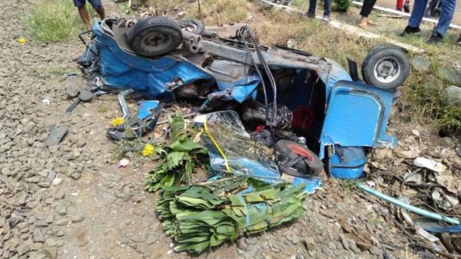 Kecelakaan antara bajaj dengan kereta listrik di Bekasi, 2 orang tewas.