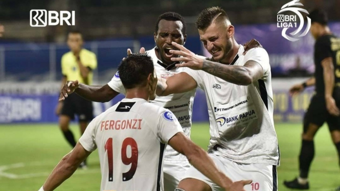 Pemain Persipura merayakan gol ke gawang PSIS