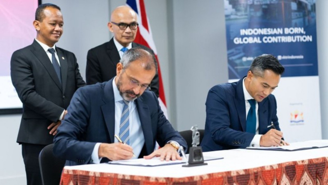 Penandatanganan nota kesepahaman (MoU) antara PT Vektr Mobiliti Indonesia (VKTR) dan startup Inggris Britishvolt di London, Inggris, pada Rabu, 23 Maret 2022.