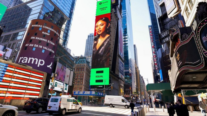 Wajah Marion Jola muncul di Times Square New York City