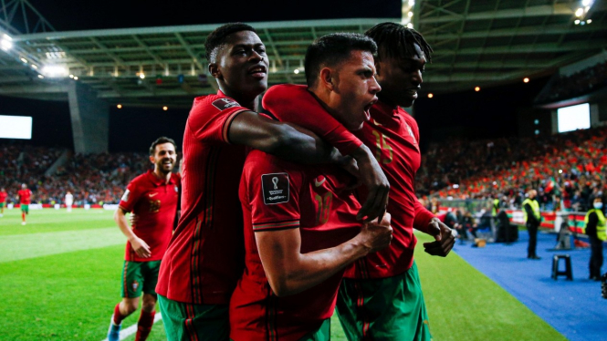 Pemain Portugal merayakan gol