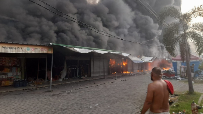 Puluhan kios di Teluk Naga ludes terbakar