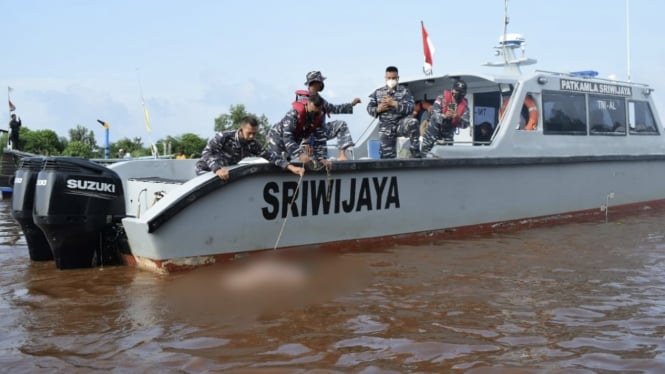 VIVA Militer: Prajurit Lanal Palembang temukan korban kecelakaan kapal tongkang