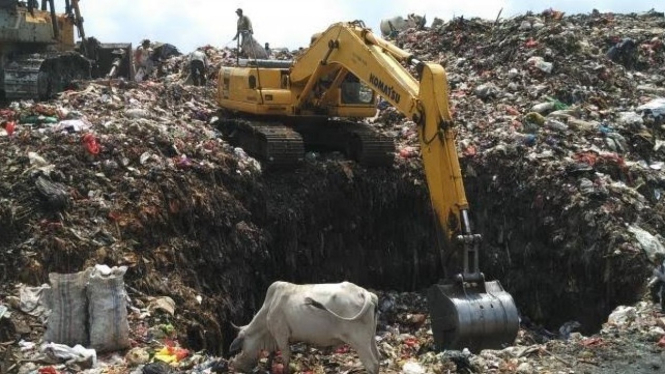 Tumpukan Sampah yang sudah menggunung di TPA Antang Makassar.