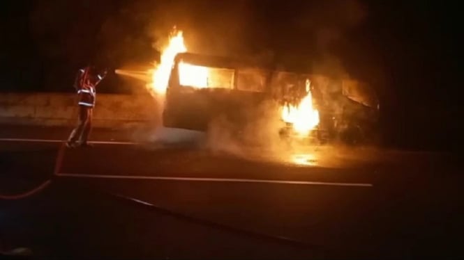 Minibus terbakar di ruas tol Solo-Semarang