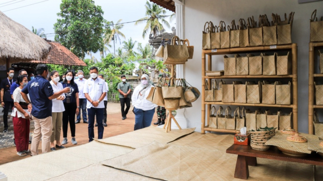 Para pelaku UMKM kerajinan tangan binaan BRI di Desa Tumbu, Kecamatan Karangasem.