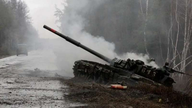 VIVA Militer: Bangkai tank militer Rusia yang dihancurkan pasukan Ukraina