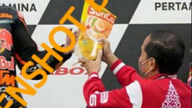 Tangkapan layar (screenshot) Akun Facebook yang mengunggah sebuah foto yang menunjukkan Presiden Joko Widodo tengah memberikan minyak goreng kepada pebalap MotoGP Miguel Oliveira.