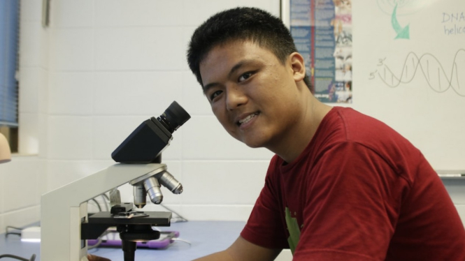 Peter Susanto is studying to become a doctor at Charles Darwin University (CDU) at the age of 15. Photo taken onÂ March 18, 2022.Â Â  (ABC News: Pete Garnish)