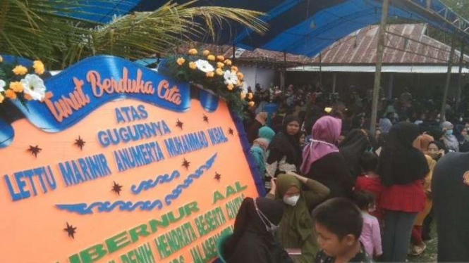 Kerabat memadati rumah duka Lettu Anumerta Marinir Muhammad Iqbal di Desa Anggotoa, Kecamatan Wawotobi, Kabupaten Konawe, Provinsi Sulawesi Tenggara, Senin, 28 Maret 2022.