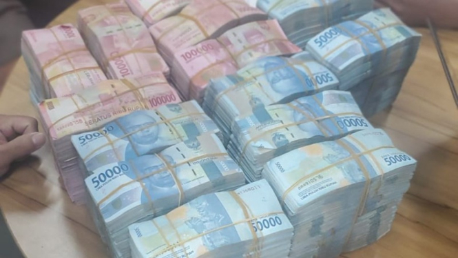 Penampakan Uang Rp950 Juta dari Doni Salmanan yang diberikan kepada Reza Arap.