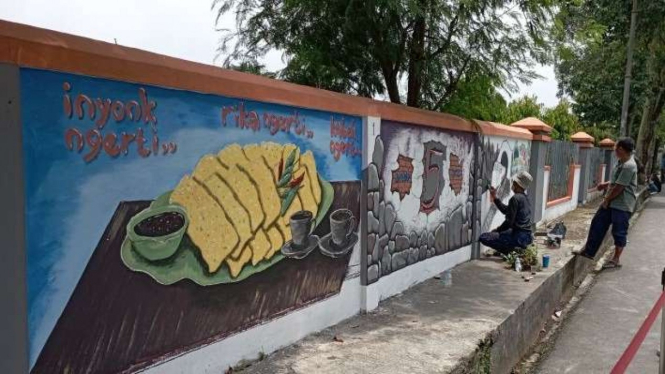 Lukisan mendoan menjadi salah satu karya seni dalam festival mural di Purwokerto