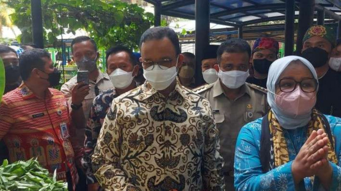 Gubernur DKI Jakarta Anies Baswedan saat menghadiri panen raya di Jaktim.