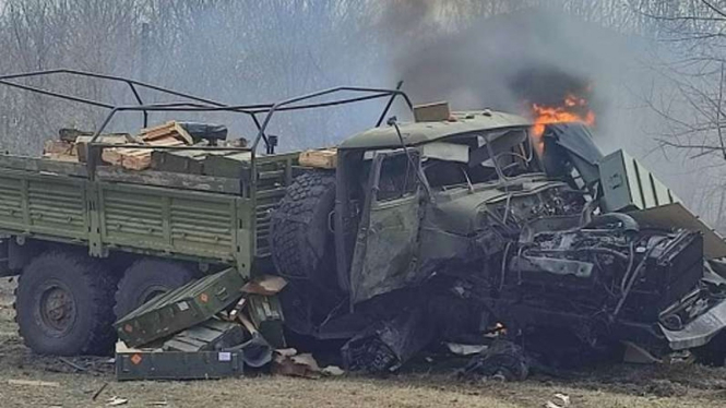 VIVA Militer: Bangkai truk militer Rusia yang dihancurkan pasukan Ukraina