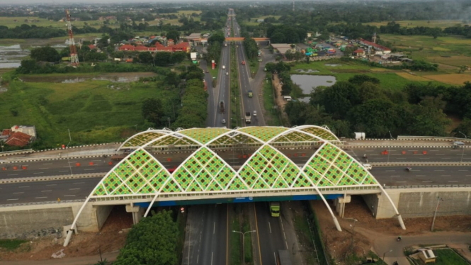 Pembangunan jembatan baru Bogeg yang melintas di atas Jalan Tol Tangerang - Merak.
