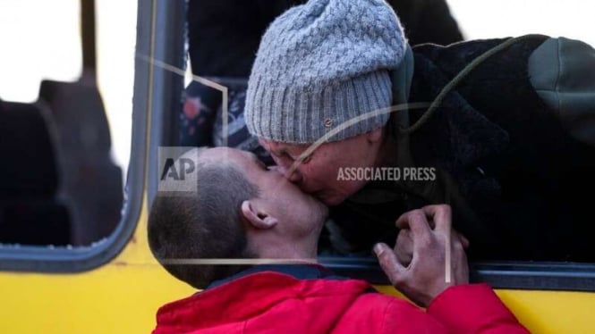 Seorang ibu Mykolaivna mencium putranya dengan menangis saat tinggalkan Mykolaiv