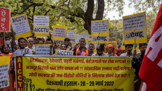Ratusan Buruh di India Berdemo di Dekat Parlemen.