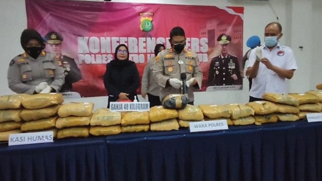 Polisi merilis pengungkapan komplotan sopir-kernet bawa ganja.