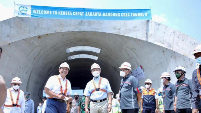 Menko Luhut meninjau proyek Kereta Cepat Jakarta-Bandung.