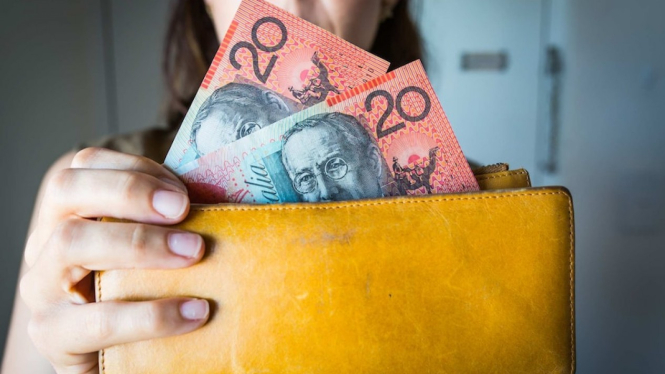 Anda mungkin memenuhi syarat untuk mendapatkan bantuan uang tunai sekali bayar senilai ratusan dolar dari Pemerintah Australia. (ABC News: Jessica Hinchliffe)