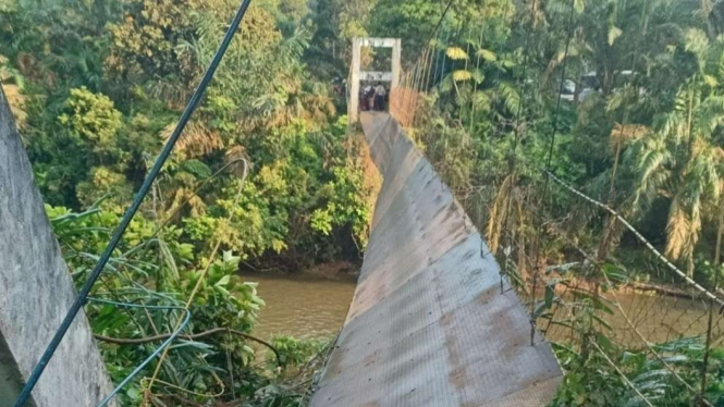 Jembatan Gantung di Tanjung Jabung Barat, Jambi putus.