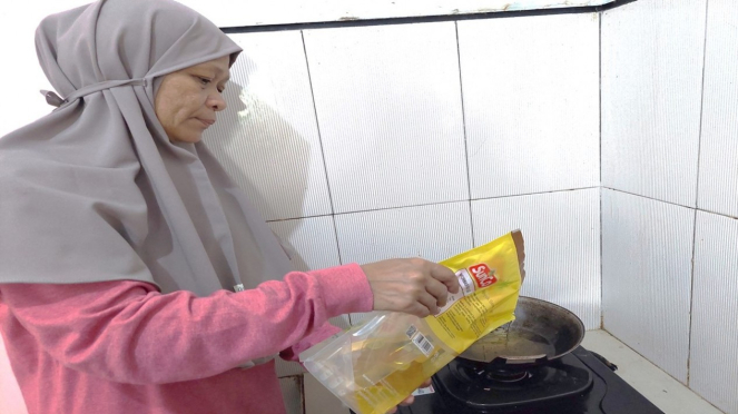 Ibu rumah tangga sedang melakukan aktivitas memasak (Dokumen pribadi)