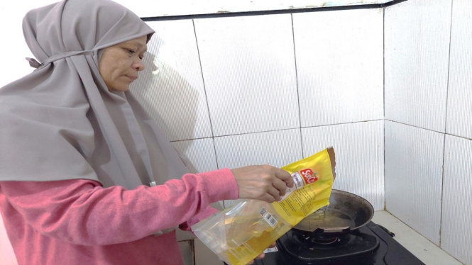 Ibu rumah tangga sedang melakukan aktivitas memasak (Dokumen pribadi)