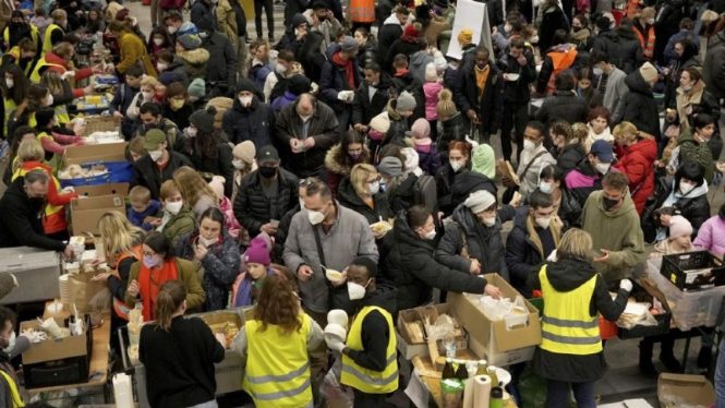 Pengungsi Ukraina mengantre makanan di Berlin, Jerman.