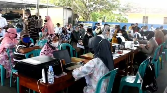 Warga di Kendal, Jawa Tengah antre menerima bantuan langsung tunai.