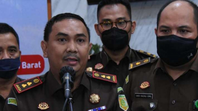 Kepala Kejaksaan Negeri Kabupaten Bekasi Ricky Setiawan Anas memberikan keterangan kepada media perihal penangkapan oknum BPK Perwakilan Jawa Barat.