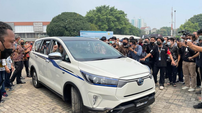 Toyota Innova EV.